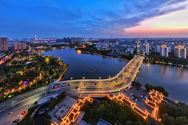 航拍下的城市夜景。齐鲁晚报王鑫 摄.jpg
